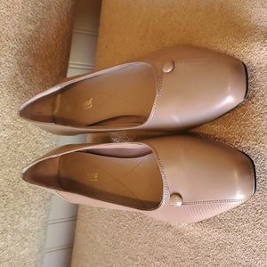 EUC Mushrooms heels beige light tan size 9M